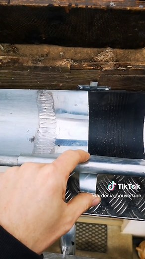 Joint de dilatation pour gouttières en zinc