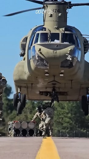 Soldiers Conducting Helicopter Sling Load Operations | World All Defense Power