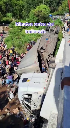 Tráiler perdió el control en km.13.5 ruta al Pacífico. El piloto sobrevivió de milagro. #accidente #villalobos #pepsi