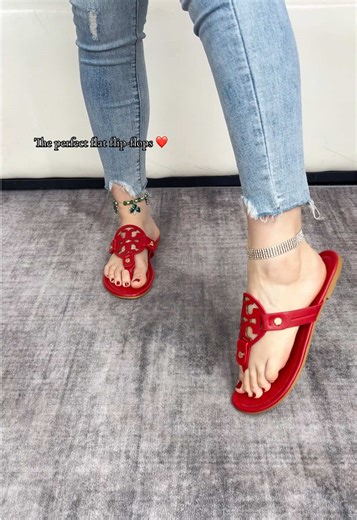 Cute red slippers!!❤️❤️#spotlightfinds #tiktokmademebuyit #tiktokshopcreatorpicks #trendyshoes #comfyshoes #walkingshoes #casualshoes #slippers #womenslippers #sandal #flatshoes #beachshoes #lightweight #flipflops