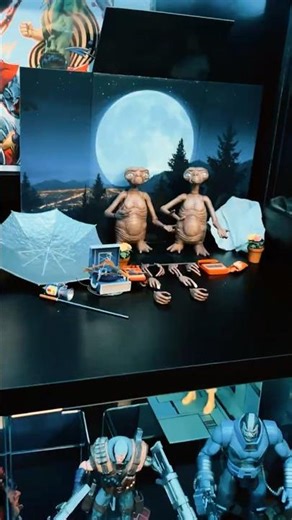 E.T. The Extra-Terrestrial by Neca Deluxe Ultimate Edition phoning home to your mom