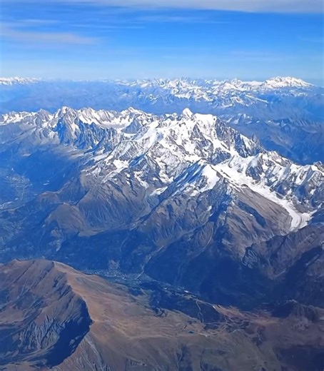 LA PLUS BELLE MONTAGNE DE FRANCE... Survol du Massif du Mont Blanc (4808m-Haute Savoie-France) avec les commentaires de l'aventurier et alpiniste Jean Claude Mettefeu. Un immense merci à lui pour cette vidéo. | La Place du Village