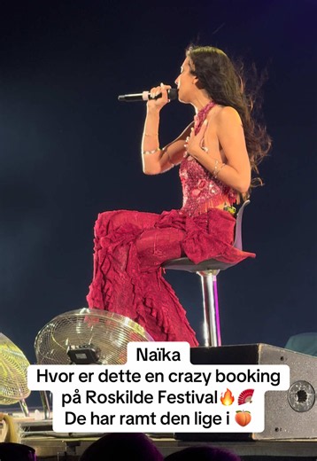 Naïka synger Layers med stærkt kvindelig energi!🤟🏽🪭💃 #naïka #roskilde #naika #concert #layers