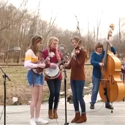 ⚫🟢 Musik der rører – The Petersens bringer amerikansk folkesjæl til Norden ⚫🟢 ⚫ The Petersens er mere end bare et musikband – de er bærere af en levende musiktradition fra hjertet af Ozarks, og de er klar til at tage Danmark med storm. I 2019 blev verden for alvor opmærksom på The Petersens, da deres gribende YouTube-videoer spredte sig som en steppebrand. Med over 250 millioner visninger har deres dybfølte fortolkninger og originale sange skabt en global fanbase! 🟢 Glæd jer til shows i Koldi