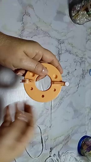 Así es como se hace un pompón con pomponera #tejiendoconhildarosa #tutorial #comotejer #PRINCIPIANTES #pompones #Pomponera #gorros #decoracion | Tejiendo con Hilda Rosa -zurda tejiendo