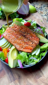 SUMMER SALMON SALAD // save this for later trust me! recipe details below 👇 Salmon: -salmon filet (I used wild sockeye salmon) -olive oil -garlic powder -sea salt -black pepper Steps: -sear salmon (skin side down in olive oil) in an oven-safe pan for 2 minutes over medium heat -add to a 375F oven for another 4 minutes or until cooked (sockeye salmon is thin so if you’re using another type of salmon this might take longer) Salad: -Bibb lettuce -green apple, sliced -red onion, sliced -grape tomat