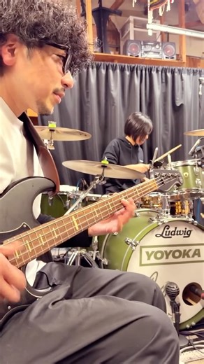 こーじゅん KOUJUN on Instagram: "LA在住のドラマーYOYOKAさんのご自宅で豪華なミュージシャンと即興ジャムしました！ エレキギターやベースを持ち替えたりしてバンド編成で楽しかったです！ ドラム最高すぎて一緒に演奏して気持ち良かったです！ We had an epic improvised jam at the home of LA-based drummer YOYOKA with some incredible musicians! We switched between electric guitar and bass and played in a stripped-down, band-style setup — it was so much fun! The drum grooves were insane! #jam #yoyoka #kentnishimura #aoimichelle #koujun"