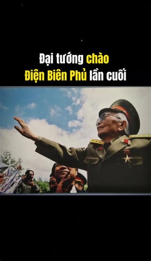 Bức ảnh trên được chụp vào năm 2004, khi Đại tướng Võ Nguyên Giáp trở về thăm Điện Biên trong lễ kỉ niệm 50 năm chiến thắng Điện Biên Phủ. Khi ấy, cụ đã 93 tuổi nhưng vẫn muốn 1 lần trở về đây. Là vị tướng huyền thoại với nhiều trận đánh nhưng Điện Biên Phủ có lẽ đặc biệt hơn cả, là dấu son chói lọi trong suốt cuộc đời b inh nghiệp của Đại tướng. Cụ dành cho người dân nơi đây cùng những đồng đội, đồng chí 1 tình cảm đầy đặc biệt. Cũng bởi vậy mà 1 trong những người con của cụ tên là Võ Điện Biên