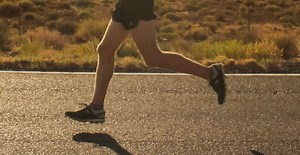 Mies juoksi maratonin vetäen perässään 1,5 tonnin autoa - Stara.fi