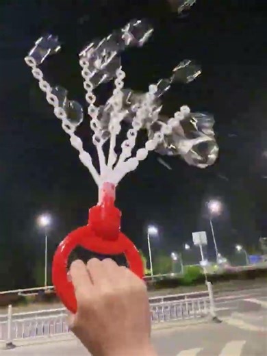 This summer, let's play with this five-finger bubble machine!