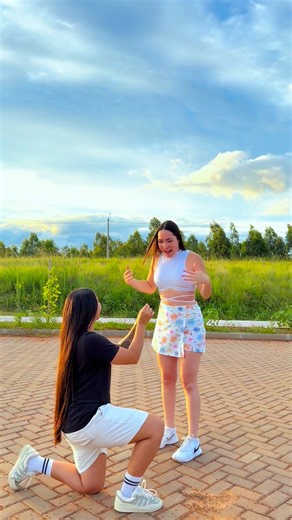 Jennifer Boza on Instagram: "A emoção do momento foi tão grande que eu só percebi depois… EU FUI SOZINHA 🏍️😭😂 🧡 Agora falando sério: obrigada, amor, por esse presente surreal. E obrigada a vocês que me acompanham, porque nada disso seria possível sem vocês 🧡"