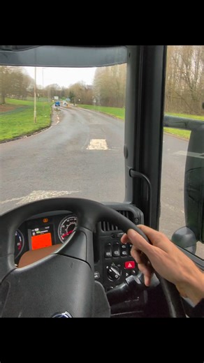 Rolling over mini roundabouts in a Class 1 lorry - the right way #hgvtraining #technique | Retro HGV training