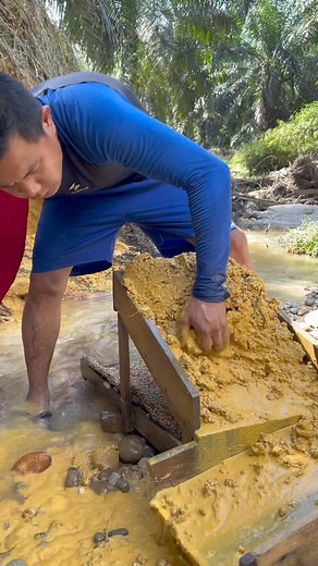 leaching of yellow soil material full of gold | Nepri Andries