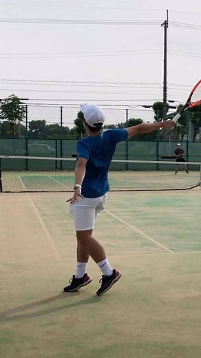 ひろさん | . . 片手バックハンドのフットワーク だいぶ自然になってきました⸒⸒ この赤丸の所に左足を出してすぐに戻れる様に反復して身体に覚え込ませます。 これはテニスのどの技術の練習にも言えるのですが、 素振り→手出し→ラケット出し→ラリー... | Instagram