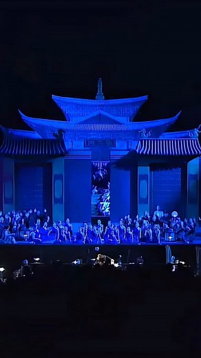 👑 Una regina di ghiaccio, enigmatica e crudele, prende vita sotto il cielo estivo, tra riflessi dorati e silenzi sospesi. A Torre del Lago, Turandot si lascia avvolgere dalla quiete del lago, che diventa parte della scena, amplificando il mistero e la bellezza di questa fiaba musicale senza tempo. 🎶L’opera incompiuta di Puccini – presentata nella versione completata da Franco Alfano – torna sul palcoscenico del Festival nell’allestimento visionario firmato da Alfonso Signorini (@alfosignorini)