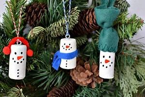 14 shares | Make snowman Christmas tree ornaments using recycled natural wine corks, paint and fleece! These wine cork Christmas ornaments are easy to make and are perfect gifts. https://growingupgabel.com/snowman-christmas-tree-ornaments/ | Growing Up Gabel | Facebook