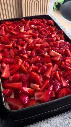 Einfacher Erdbeerkuchen mit Vanillepudding – Rezept für großes Blech