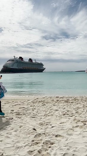 NEW FITS 🤩 Mickey Mouse and Friends just debuted new looks at Castaway Cay ☀️🏖️ #Disney #DisneyParks #DisneyCruiseLine #CastawayCay #Cruise #Beach