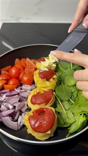 Tomato Spinach Pasta Hack | One Pan Creamy Dinner Genius! #pasta #garlic #pastarecipe #foodshorts