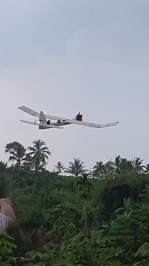 Dea Afrizal 〰️ on Instagram: "20x percobaan design, belum 100 gakan nyerah. sedikit2 paham, beberapa materi yg gue pelajari otodidak selama 1 bulan ini: airfoil, axis motion, adverse yaw, stall, leading edge, trailing edge, tail moment, dehidral, center of gravity, lift, drag, wing & tail design, AUW, weight ratio, glide ratio, rudder, elevator, flaps, flaperon, aileron, trimming. sisanya ilmu bekas maen drone. itupun masih belum 100% yakin karena implementasinya terbatas alat dan bahan seadanya