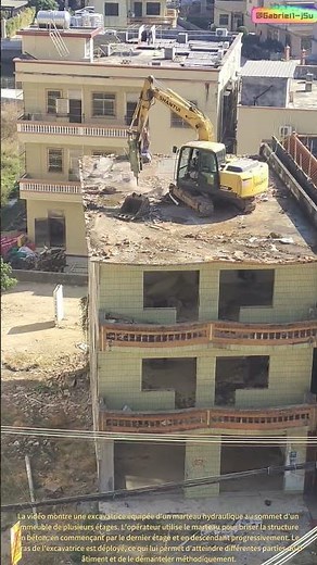 Démolition d'un bâtiment : une excavatrice à l'œuvre