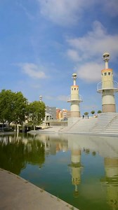 The Parc de l’Espanya Industrial, near Sants Station, is one of Barcelona’s most surprising natural spaces. 🚅 The nine lighthouse towers catch the eye, and the large artificial lake guarded by the statue of Neptune, together with its biodiversity, make it an ideal place to read, relax, or have a picnic. 🌳💆‍♀️ El parc de l’Espanya Industrial és un dels espais naturals més sorprenents de Barcelona, situat a tocar de l’estació de Sants. 🚅 Les nou torres far criden l’atenció, i el gran llac arti