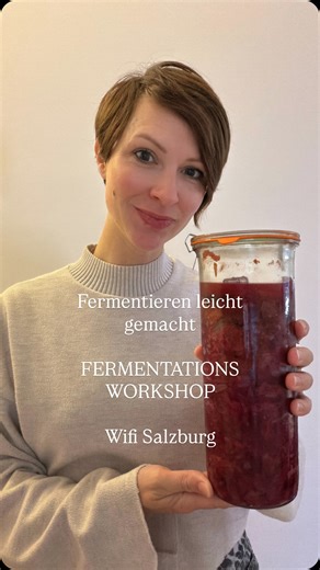 Kräutermadame Alex Klein on Instagram: "FERMENTIEREN LEICHT GEMACHT In diesem Workshop lernen Sie die Grundlagen der Fermentation kennen 23.5.2026 10.00 bis 13.00 Uhr Was Fermentation eigentlich ist, wie sie unsere Lebensmittel verändert und warum fermentierte Speisen so wertvoll für unsere Gesundheit und unser Wohlbefinden sind. Neben der Theorie steht vor allem die Praxis im Mittelpunkt. Gemeinsam stellen wir unser eigenes Kimchi her und arbeiten mit regionalem Gemüse und Kräutern für die mil