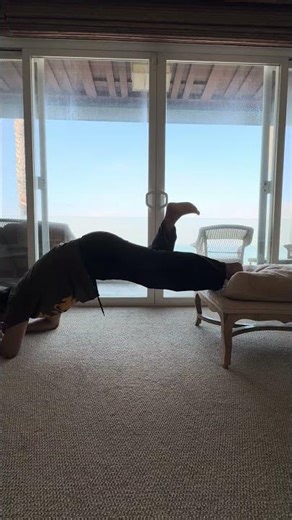 Elevated single leg moving plank