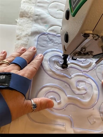 Video by Marcia Baraldi ​✨ Mastering Arabesques with the Filler Ruler ✨ ​This reel showcases Marcia Baraldi demonstrating one of her favorite free-motion quilting moves: the elegant arabesque. Watch as she fills a quilt block with beautiful movement and fluidity using her specialized Marcia Baraldi Filler Ruler. This type of filler quilting transforms any fabric piece into a work full of personality. The ruler is designed to facilitate the stroke, maintain continuity, and help quilters—including