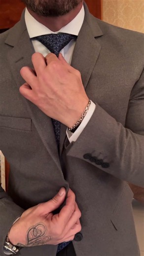 O blazer cinza é a sua escolha para o dia a dia ou para ocasiões especiais? Blazer de lã cinza: equ