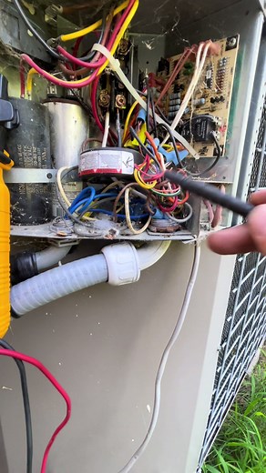 No ac service call walkthrough on a heatpump! #hvac #hvactechnician #service #servicetech #ac #airconditoning #acrepair #carrier #fix #repair #fyp #cleantok #fypage #furnace #installer #electrician #volts #contact #heatpump