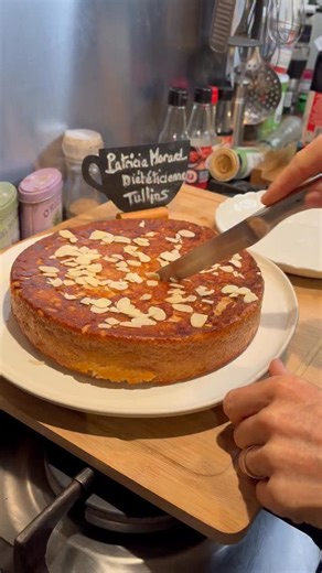 🍎 Gâteau pommes, amandes & vanille Une recette saine, moelleuse et ultra simple 😍 👉 Sans sucre ajouté, sans gluten, sans lactose, sans beurre et à IG bas ! (6 à 8 parts) Ingrédients : 500 g de compote pomme-poire sans sucre ajouté 4 œufs 125 g d’amande en poudre (ou noisette) 60 g de farine de riz complet (ou semi-complète) 1 sachet de levure chimique 2 c. à soupe de vanille liquide Un peu de cannelle selon les goûts Préparation : 1️⃣ Préchauffer le four à 180°C. 2️⃣ Dans un saladier, fouette