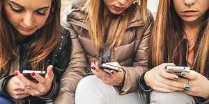 Here's what happens to your brain when you check your phone — and why it's so addicting