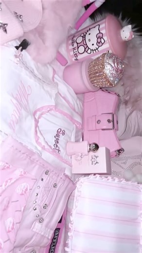 𝒫𝓇𝒾𝓃𝒸𝑒𝓈𝓈 ℒ𝓎𝓈𝓈𝒾 on Instagram: "pinkmas princess holiday *spoiled edition* full haul video up now on my youtube: princess lyssi ♡ྀི ˖ 👛"