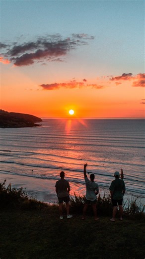One of the best spots to watch the sunset in New Zealand… 🌅 Muriwai Beach, Auckland Located out on the West Coast, you’ll find this stunning beach! Not only is it the perfect place to see the sunset, but it’s also home to one of New Zealand’s only mainland gannet colonies 🕊️ Have you ticked this spot off on the Roady App? Let us know below 🌞 | Roady