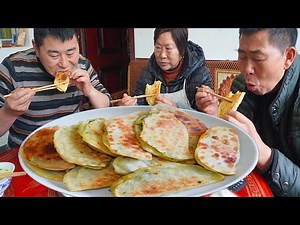 1 kg of flour with 7 eggs, Xiao Yang makes "leek box", with pork head meat, the whole family likes