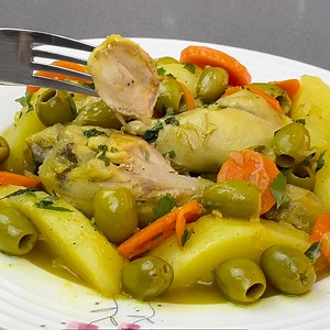 367K views · 7.5K reactions | TAJINE DE PILONS  Version express et simplifiée. Ingrédients : 1 oignon 2 carottes 1kg de pommes de terre Persil Huile d’olive 4 gousses d’ail 15 pilons de poulet Sel, poivre, gingembre, curcuma Un bol d’olives vertes dénoyautées Eau | Deli Cuisine | Facebook