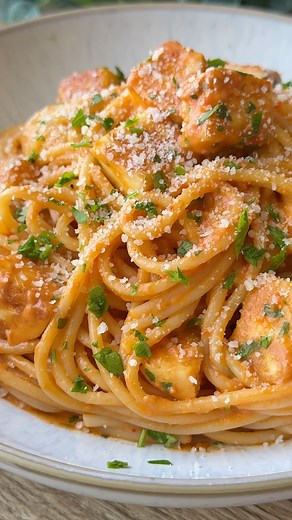 Roasted Red Pepper and Halloumi Spaghetti. . ⬇️ Recipe below ⬇️ . 💥 Want more recipes like this? You’ll find hundreds inside my App, Weeknight Wonders, designed to make dinner easy and delicious every single night. . ⏳ Limited-time offer: Get your first month for just 99p with code WW99—but hurry, this deal won’t last! Cancel anytime, no hassle. 💚 . ❤️ Drop ‘LINK’ in the comments, and I’ll DM the link to Weeknight Wonders! . Recipe serves 4 . Ingredients. . 300g spaghetti 300g Halloumi, diced 