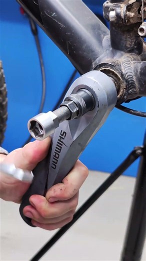 Quickly removing the left crank arm from your bicycle
