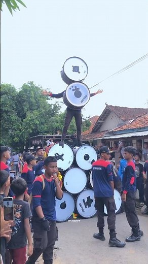 Gigit 2 Bass Besar, Atraksi Drumband SMK Bintara Batang, Di Menguneng Warungasem #karnaval #Batang