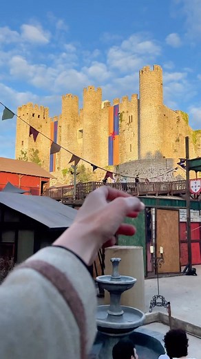 Há muitas e boas razões para visitarem o @mercadomedievalobidos . Vamos dar-vos apenas duas delas: é dos mais lindos e nós estamos cá! 🏰🤩❤️ Amanhã é o último dia! 🤩 Não percam!❤️ . . . . . #medieval #medievalcastle #castelomedieval #obidos #mercadomedievaldeobidos #portugal #amazingplaces #amazingplacestovisit #bandamedieval #cornalusamedievalband #bagpipes | Cornalusa