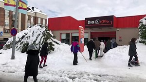Snow-paralyzed Spain forms vaccine convoys