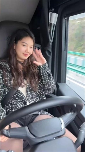 Meet the FEARLESS Chinese Female Truck Drivers #chinese #female #truck #driver #shorts