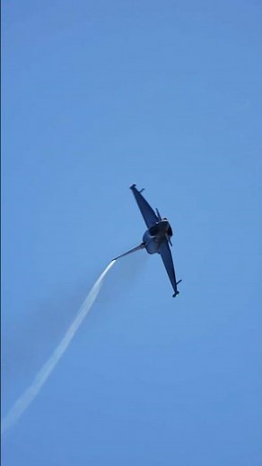 Eurofighter Typhoon's Insane Vertical Turn