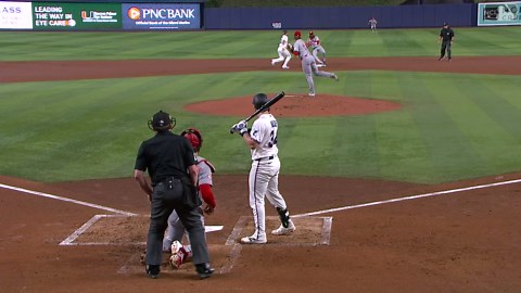 Brady Singer comete un error de lanzamiento