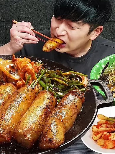 Korean food mukbang #lovelymukbang #asmrfood #mukbang #food #tiktokfood #eatingshow #kimchi #intestines #spicyfood