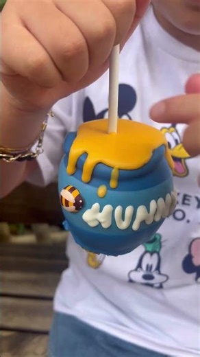 Winnie the Pooh caramel apple #disneyland #disneystore #caramel #greenapple #short