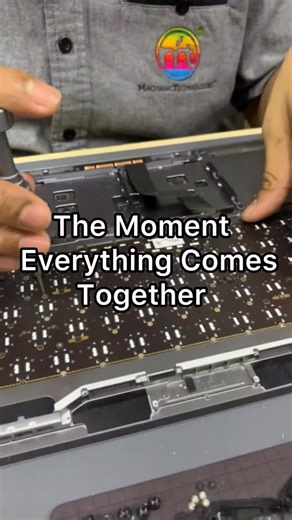 🦋𝐁𝐮𝐭𝐭𝐞𝐫𝐟𝐥𝐲 𝐊𝐞𝐲𝐛𝐨𝐚𝐫𝐝 𝐑𝐞𝐩𝐥𝐚𝐜𝐞𝐦𝐞𝐧𝐭 (𝐏𝐚𝐫𝐭 𝟔 - 𝐅𝐢𝐧𝐚𝐥). We have reached the final step of the keyboard replacement. After installing every single screw into the top case, the new keyboard is now secured firmly in place. Our technician doing a final check by pressing the keys to ensure everything is stable - no more sinking keys, no loose areas, and no movement from underneath. This is the moment where all the previous steps finally come together 😉 And here it is