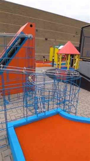 This mini golf hole is like a roller coaster!