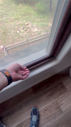 How to open, close and lock the cabin windows